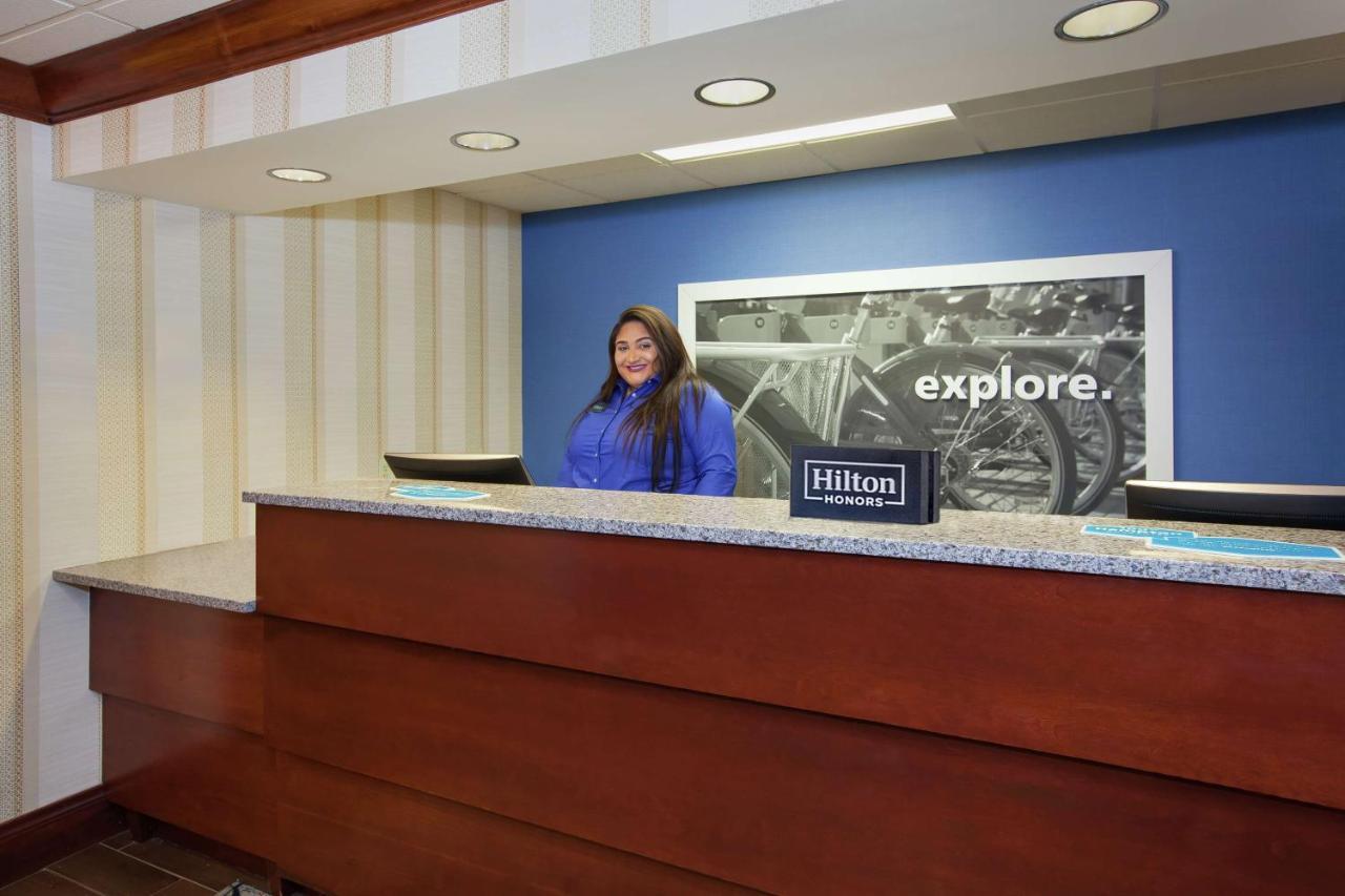 Hampton Inn Boston / Марлборо Экстерьер фото