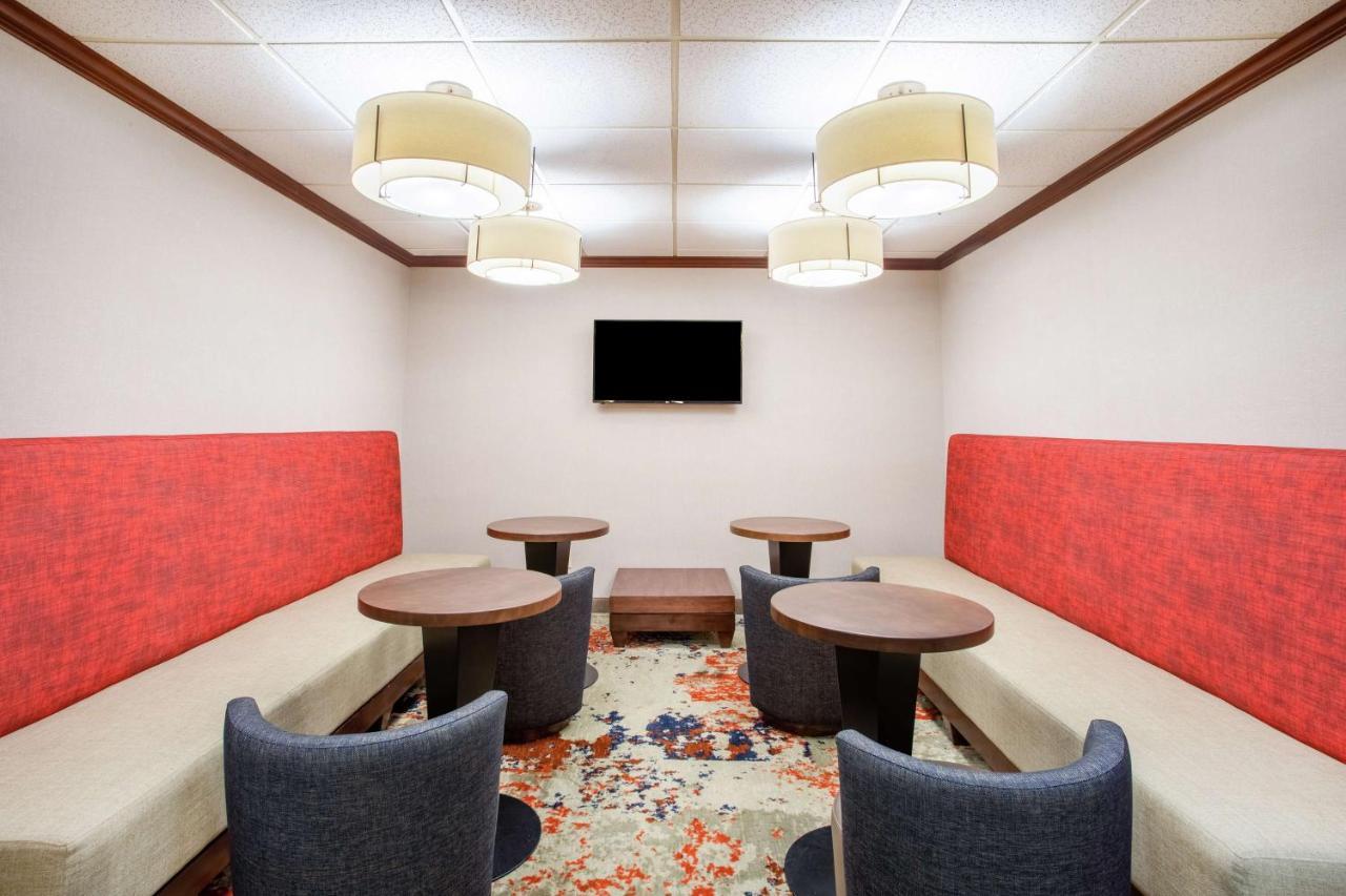 Hampton Inn Boston / Марлборо Экстерьер фото