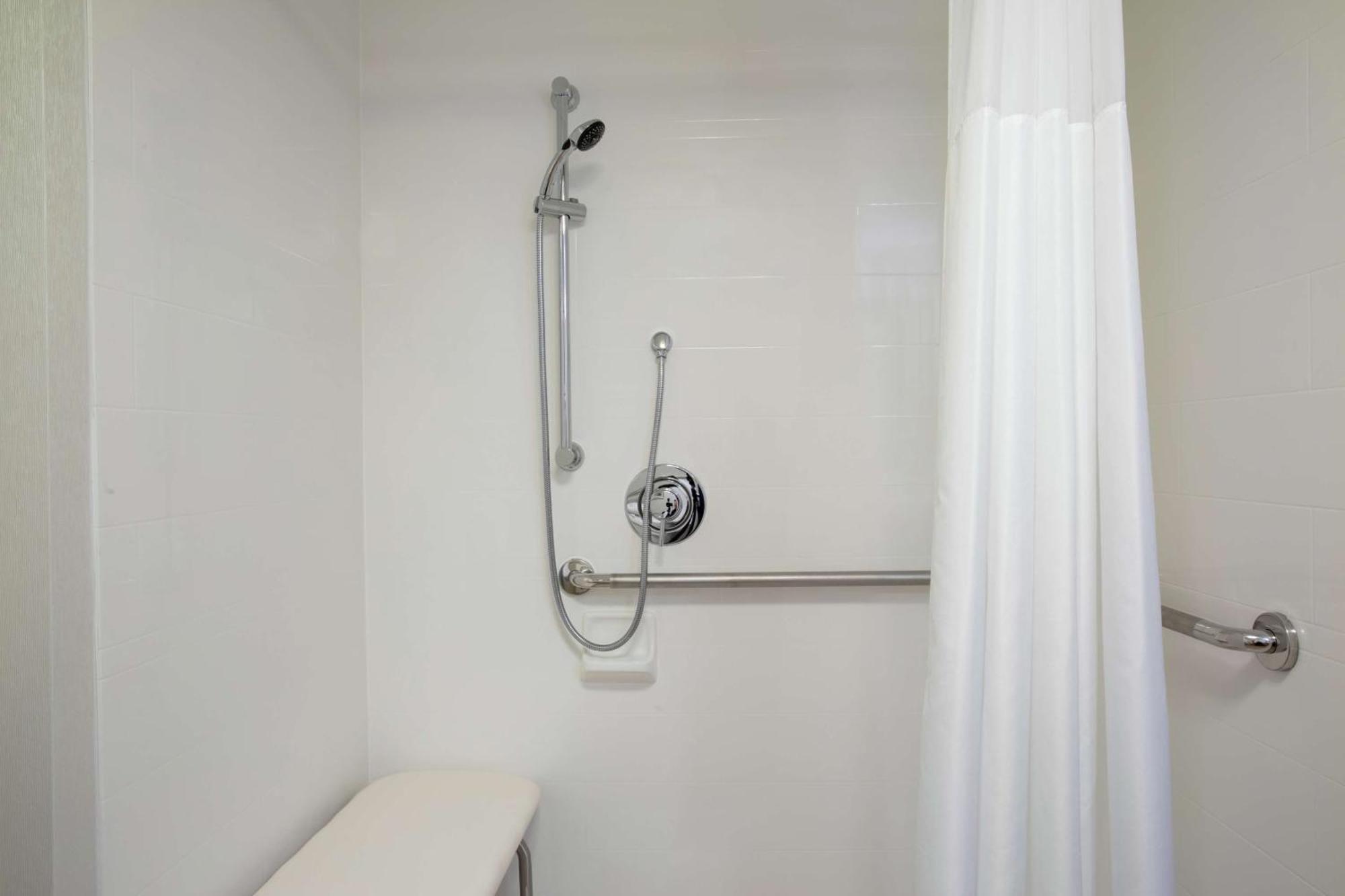 Hampton Inn Boston / Марлборо Экстерьер фото