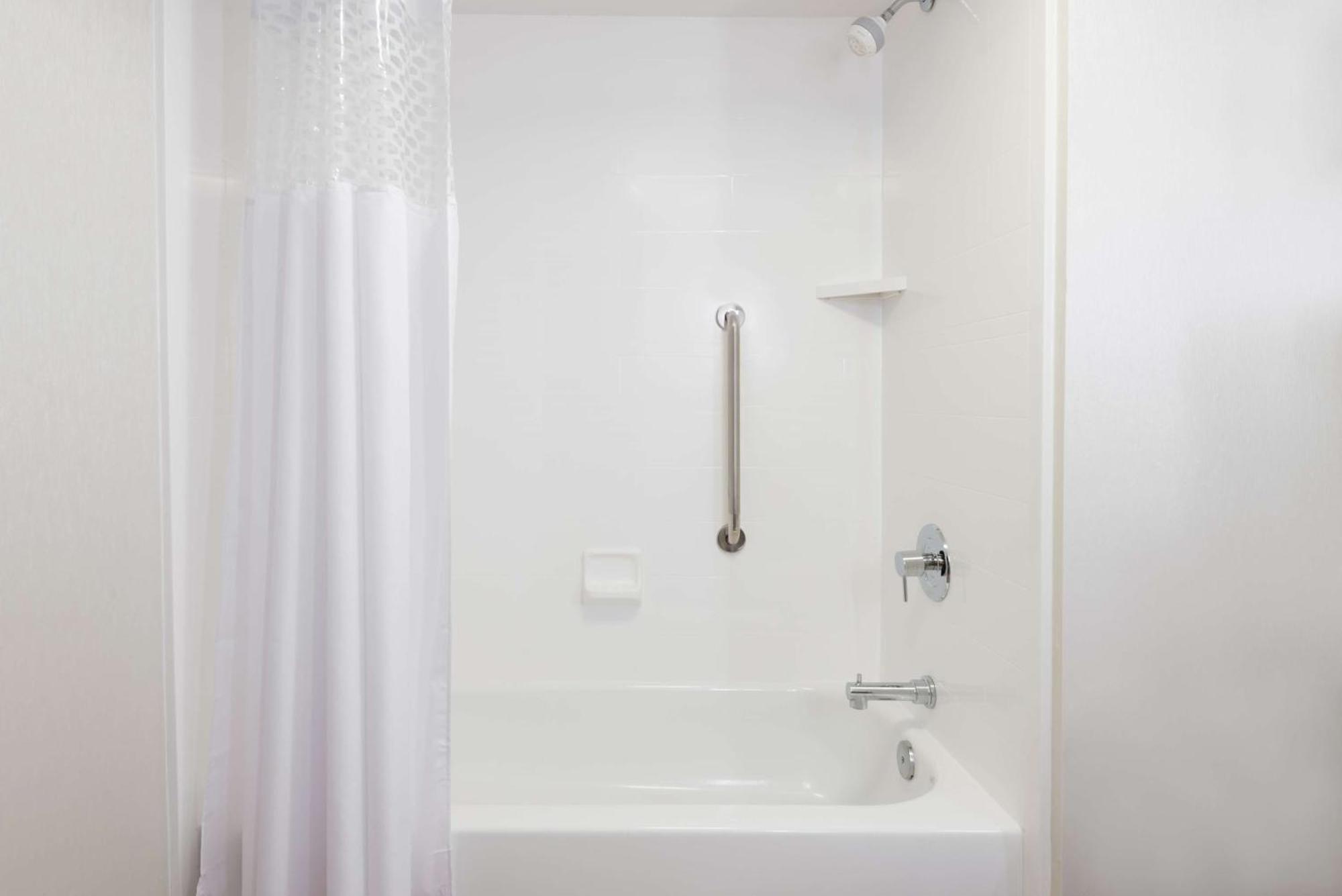 Hampton Inn Boston / Марлборо Экстерьер фото