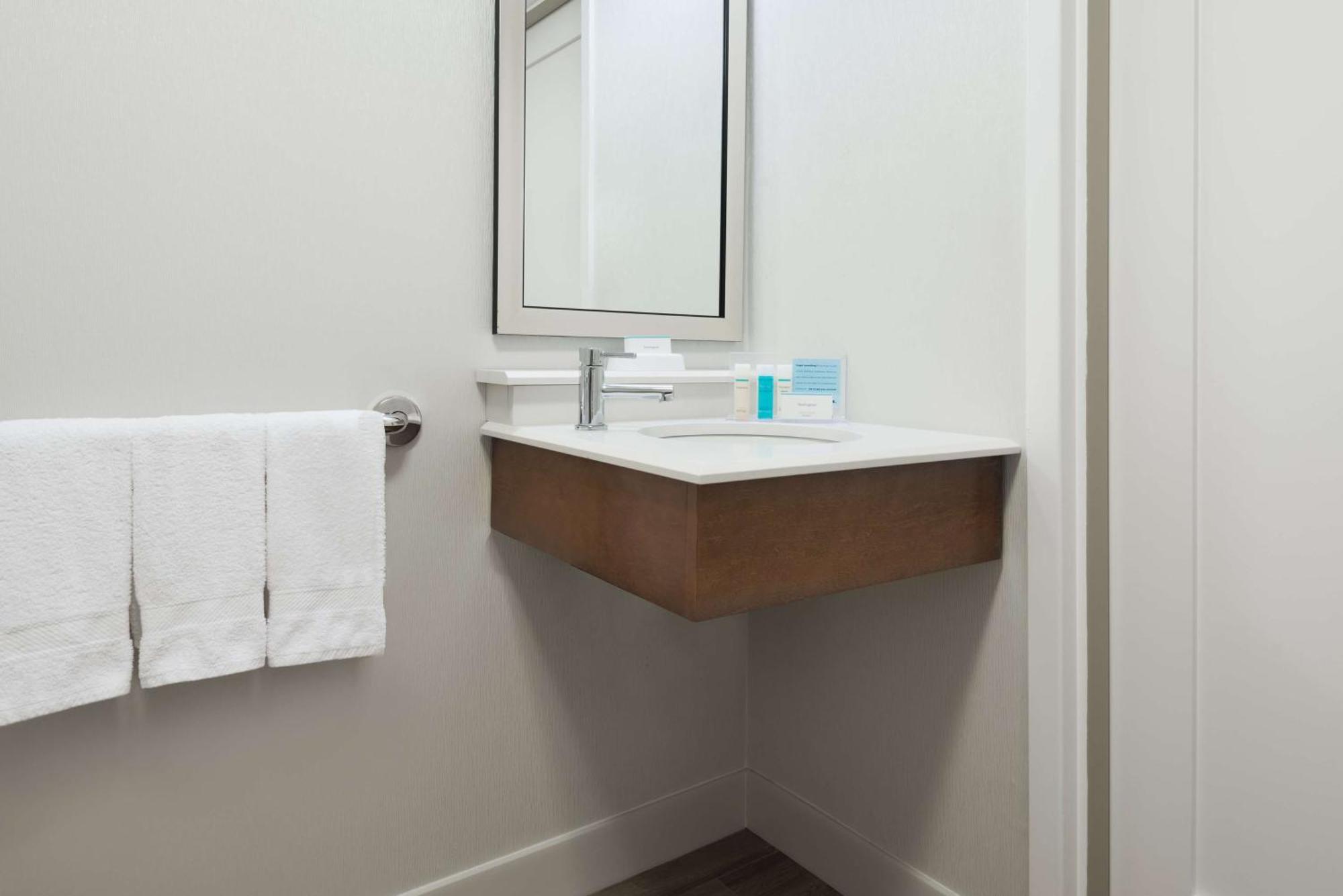 Hampton Inn Boston / Марлборо Экстерьер фото