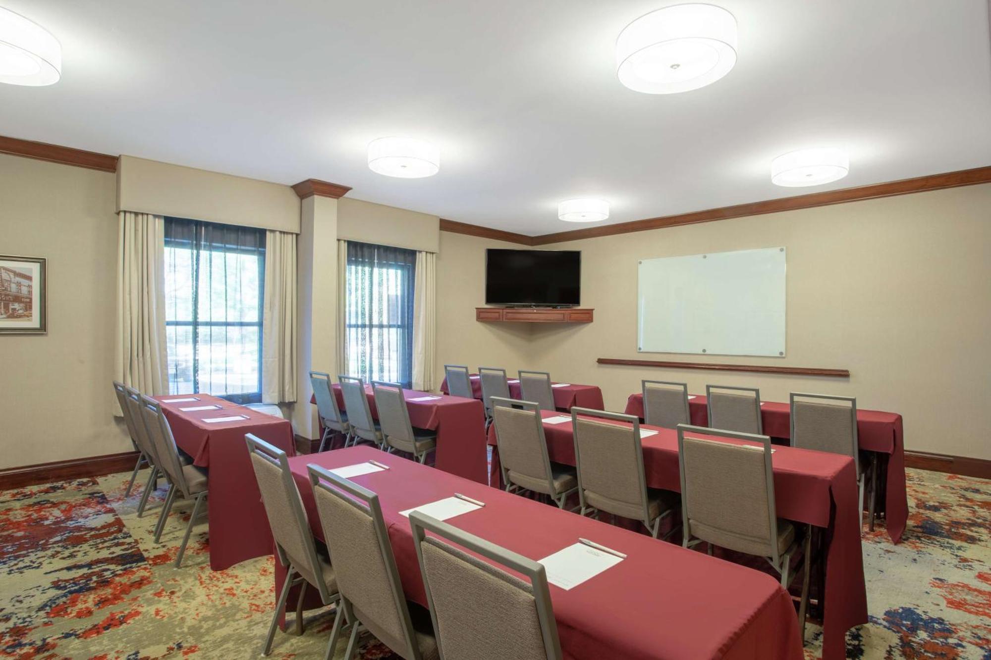 Hampton Inn Boston / Марлборо Экстерьер фото