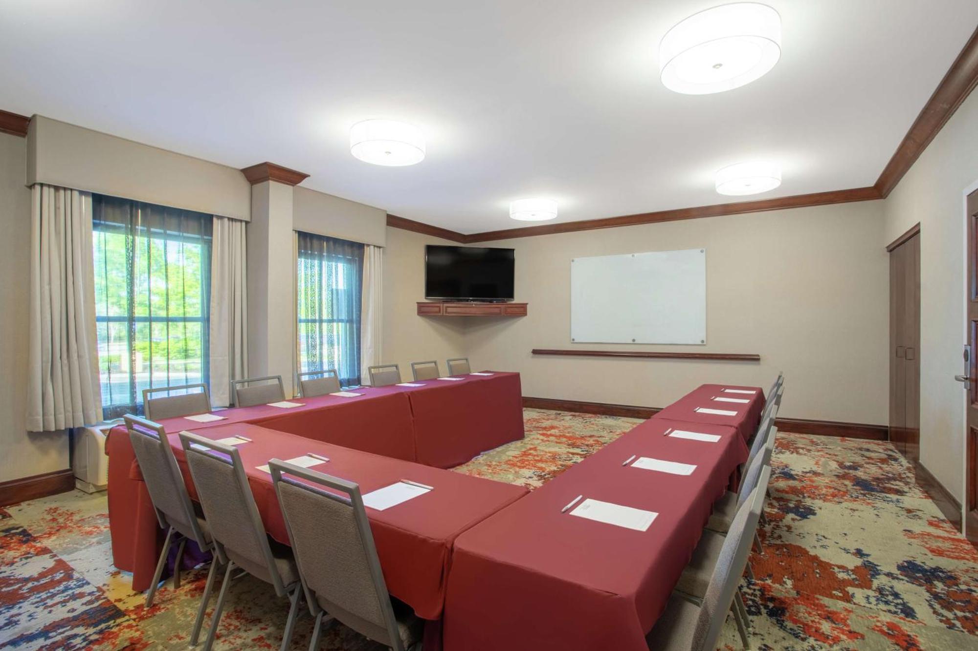 Hampton Inn Boston / Марлборо Экстерьер фото