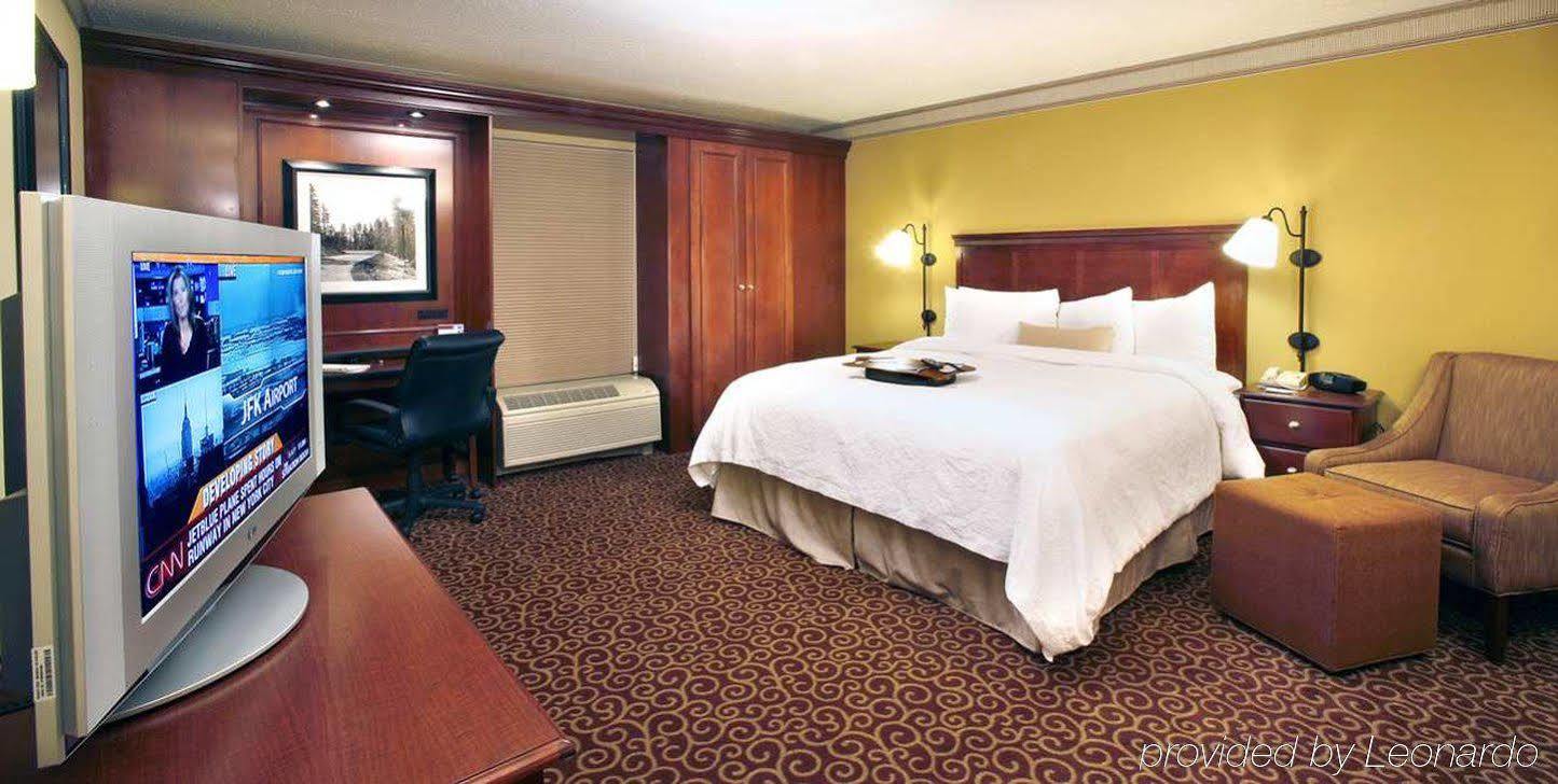 Hampton Inn Boston / Марлборо Экстерьер фото