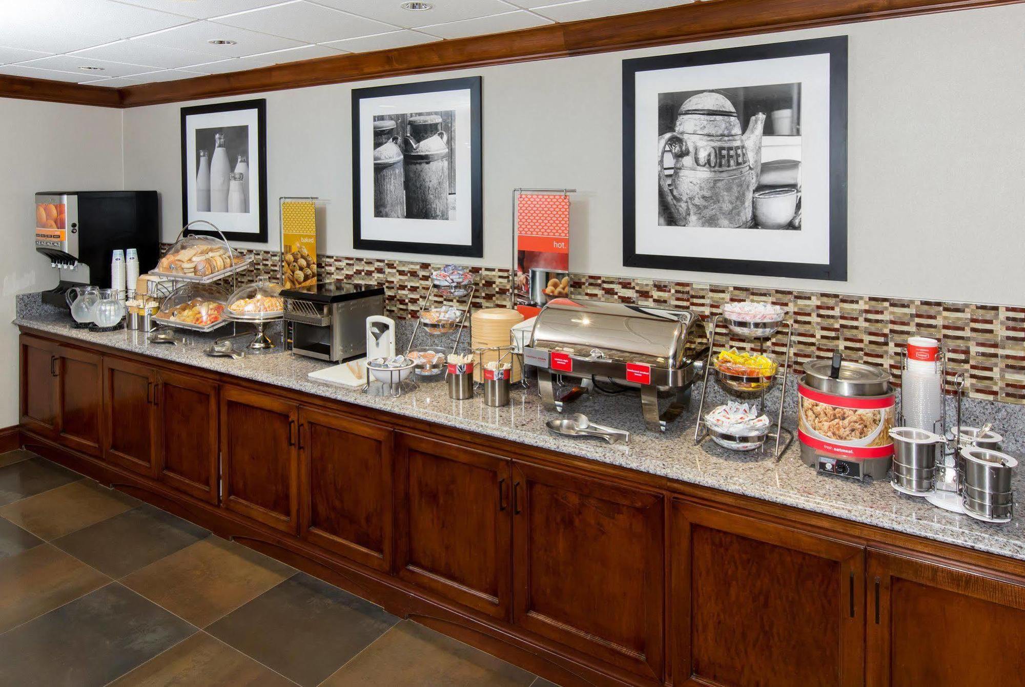 Hampton Inn Boston / Марлборо Ресторан фото